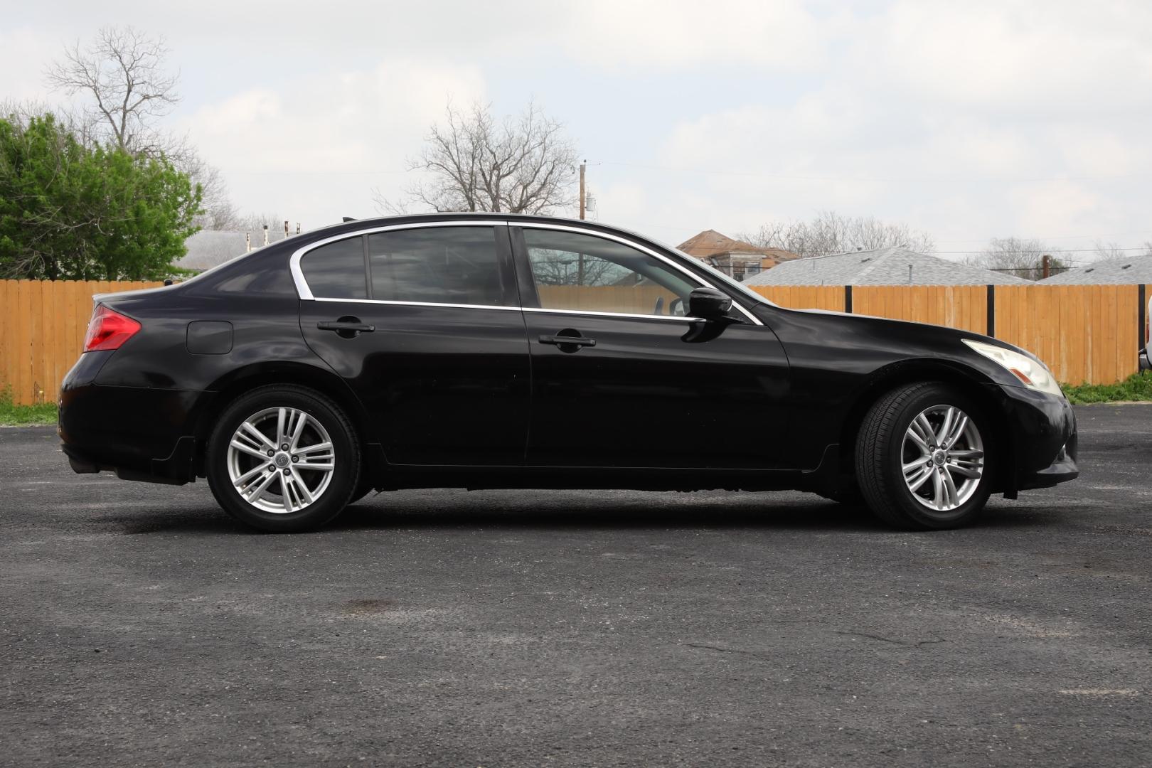 2011 BLACK INFINITI G SEDAN G37x AWD (JN1CV6ARXBM) with an 3.7L V6 DOHC 24V engine, 5-SPEED AUTOMATIC transmission, located at 420 E. Kingsbury St., Seguin, TX, 78155, (830) 401-0495, 29.581060, -97.961647 - Photo#3